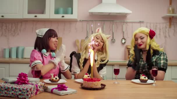 Fröhliche multiethnische Frauen in Cosplay-Kostümen gratulieren Geburtstagskind — Stockvideo