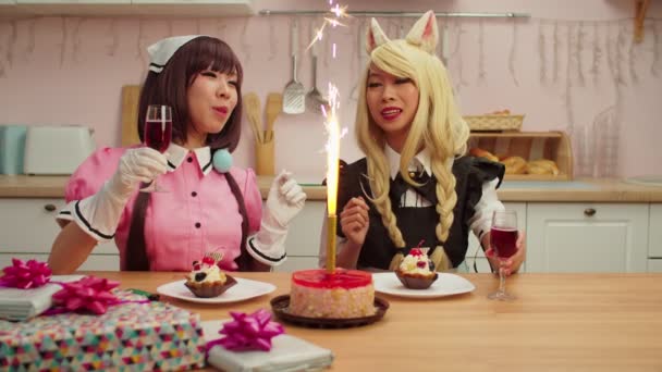 Vzrušené krásné asijské ženy v kostýmech slaví narozeniny doma — Stock video