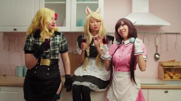 Beztroskie piękne wielorasowe kobiety w kostiumach zabawy podczas cosplay party — Wideo stockowe