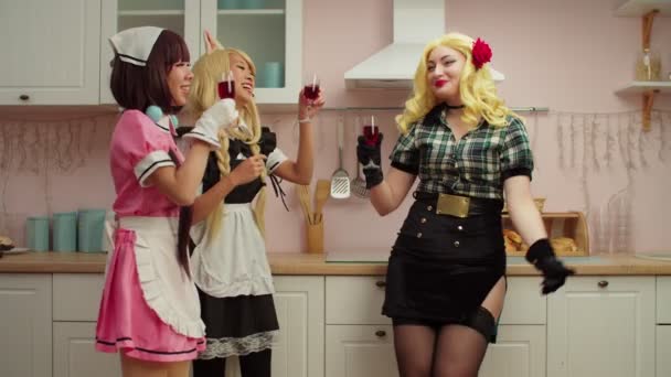 Alegre encantadora multirracial mujeres en manga estilo trajes disfrutando de cosplay fiesta — Vídeos de Stock