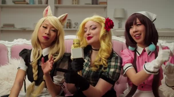 Riang lucu multirasial perempuan dalam kostum cosplay memiliki menyenangkan bernyanyi karaoke — Stok Video
