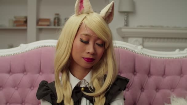 Ludique mignon asiatique femme dans cosplay costume flirter avec caméra — Video