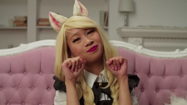 Krásná pozitivní asijské fena v manga stylu kostým dělat kočka drápy gesto — Stock video