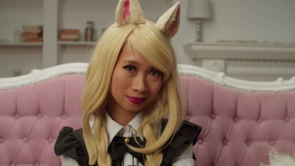 Schönheitsporträt der hübschen asiatischen Cosplayerin Fuchs im Anime-Kostüm lächelnd — Stockvideo