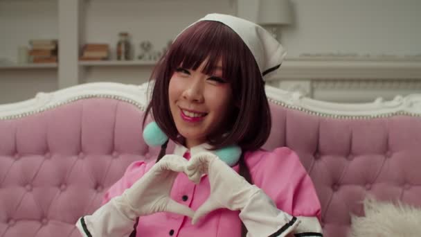 Fröhliche hübsche asiatische Cosplayerin drückt positive Emotionen im Haus aus — Stockvideo