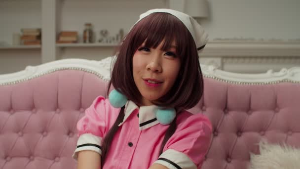 Krásný portrét půvabné asijské ženy cosplayer v anime kostým s úsměvem — Stock video