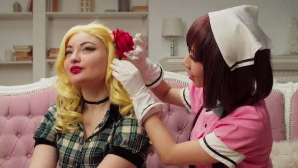 Pozitivní hezká multiraciální ženské cosplayers připravuje na cosplay party — Stock video