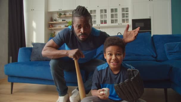 Fãs de beisebol da família entusiasmados assistindo beisebol na TV e celebrando a vitória — Vídeo de Stock