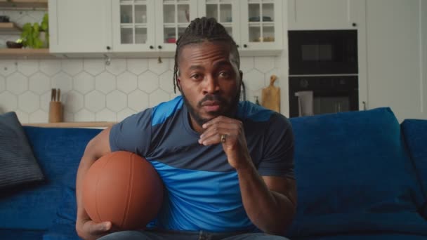 Spännande afroamerikansk basket fan gör vinnande stängd knytnäve gest — Stockvideo