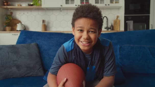 Emocionado lindo chico negro viendo fútbol americano en la televisión, celebrando touchdown — Vídeos de Stock