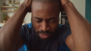 Erkek Afro-Amerikan spor fanatiğinin yakın plan portresi hayal kırıklığını gösteriyor.