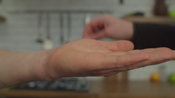 Крупним планом жіноча рука ріелтора дає ключ від будинку нового будинку для людини — стокове відео