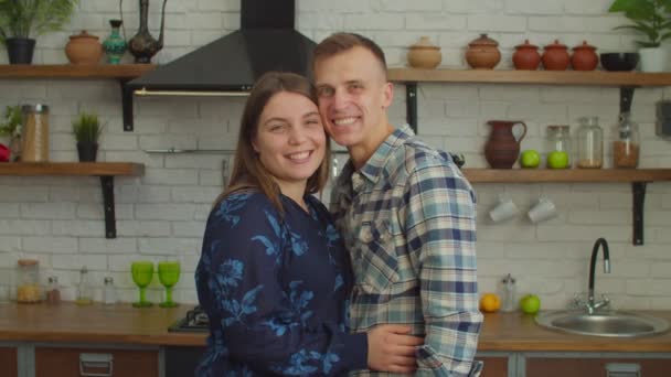 Porträt eines glücklichen, stolzen Ehepaares, das den Schlüssel zum neuen Zuhause in der Hand hält — Stockvideo