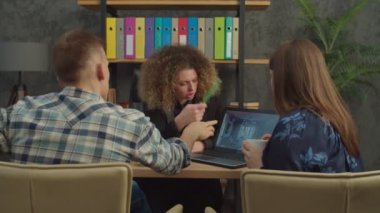 Güzel bayan emlakçı evli çifte ev tasarımı gösteriyor.