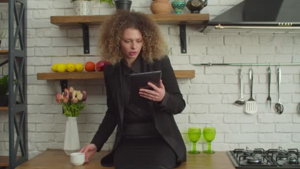 Досить жіночий дизайнер інтер'єру з планшетним ПК створюючи дизайн квартири — стокове відео