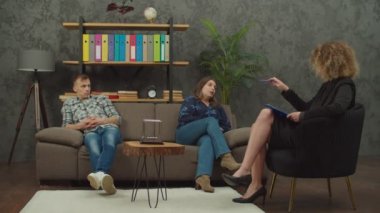 Psikoterapisti ziyaret etmekte zorlanan hayal kırıklığına uğramış evli çift