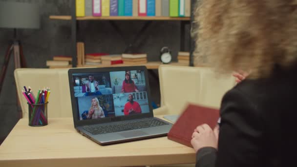 Видеоконференции для деловых женщин онлайн с клиентами, использующими ноутбук в офисе — стоковое видео