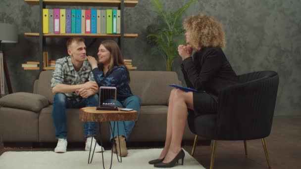 Šťastný pár po úspěšném terapeutickém sezení s rodinným psychologem v kanceláři — Stock video