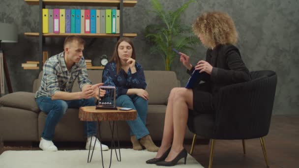 Kobieta psycholog robi testy psychologiczne z parą podczas sesji terapeutycznej — Wideo stockowe