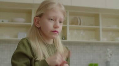 İşaret diliyle iletişim kuran sevimli ergen işitme engelli çocuk.