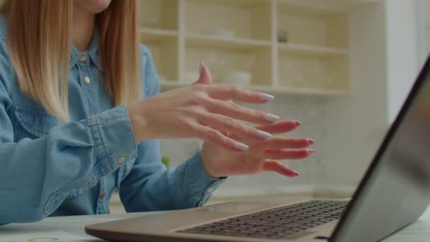 Крупный план женских рук, общающихся с языком глухих жестов во время видеозвонка — стоковое видео