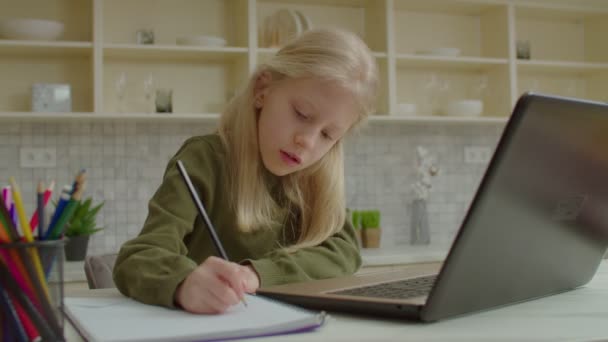 Söt skolålder döv flicka lärande online klass på laptop och göra läxor — Stockvideo