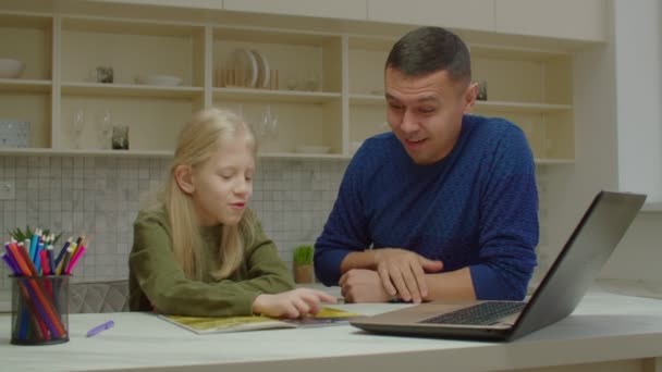 Joyeux papa malentendants et belle petite fille sourde lisant bande dessinée à l'intérieur — Video