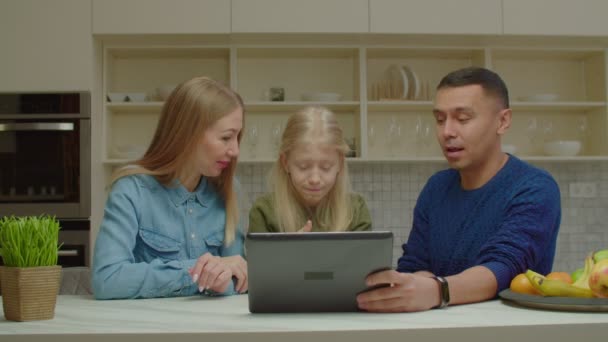 Familj och dotter med hörselnedsättning chattar med teckenspråk på videosamtal — Stockvideo