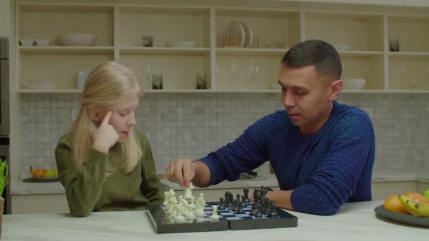 Zorgvuldige dove vader onderwijs school leeftijd dochter met gehoorverlies te schaken — Stockvideo
