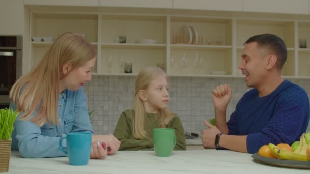 Süket szülők és iskolás korú lány hallásvesztéssel csevegés jelbeszéddel — Stock videók