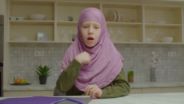 Очаровательная девочка с ослабленным слухом в хиджабе разговаривает на языке жестов — стоковое видео