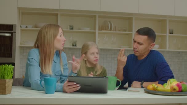 Positieve gehoorstoornis familie en dochter online winkelen met tablet pc — Stockvideo