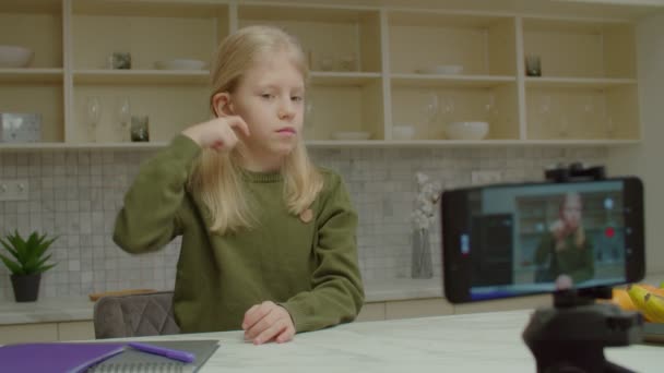 Мила дівчина початкового віку з втратою слуху в прямому ефірі потокового входу з мобільним телефоном — стокове відео