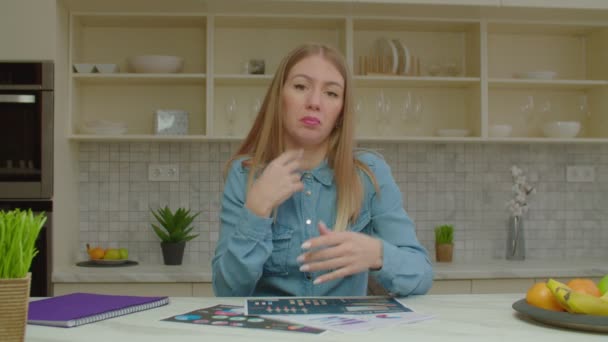 Очаровательная женщина с нарушением слуха, общающаяся с языком жестов во время вебинара — стоковое видео