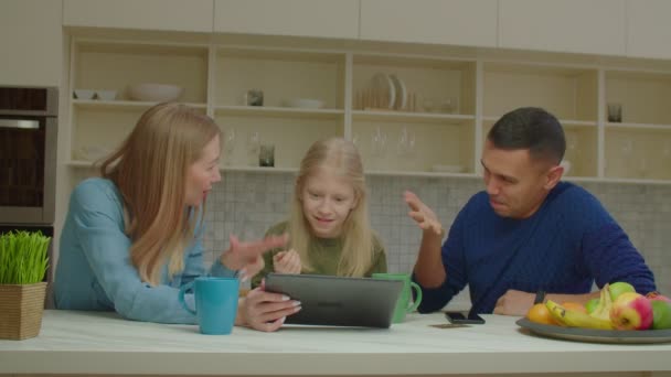 Schattig schoolmeisje met gehoorverlies en ouders netwerken met tablet pc — Stockvideo