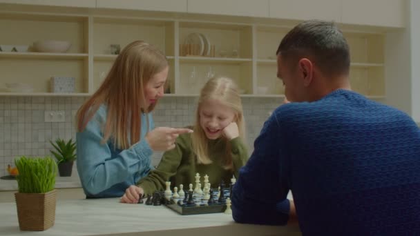 Vrolijk preadolescent meisje en ouders met gehoorverlies die schaken — Stockvideo