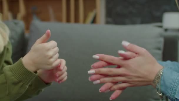 Gehoorgestoorde moeder en schoolgaande dochter in gesprek met gebarentaal — Stockvideo
