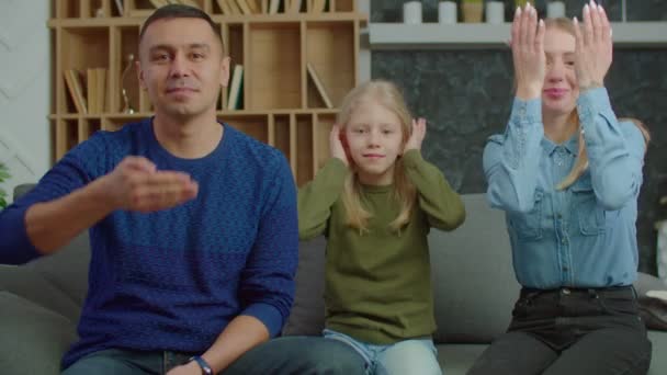 Позитивная семья с ребенком жестом различных коммуникационных нарушений в помещении — стоковое видео