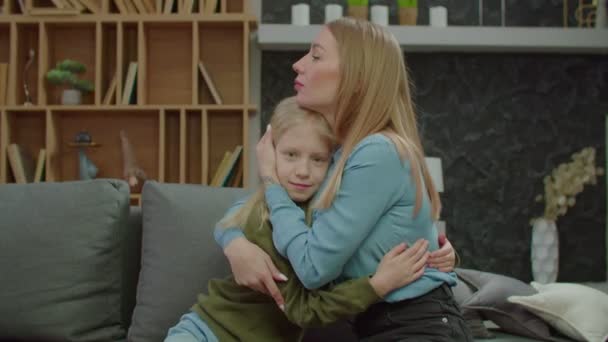 Milující hezká matka a roztomilá dcera se ztrátou sluchu objímající na pohovce — Stock video