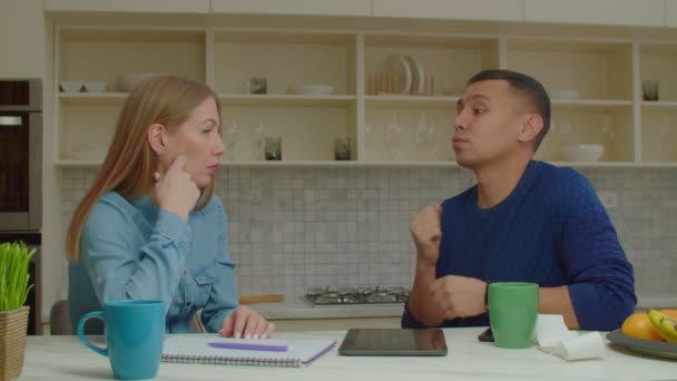 Casal atraente com perda auditiva gerenciar as finanças da família na cozinha — Vídeo de Stock