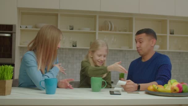 Zmatená hluchá rodina a dítě kontrolující dlouhou stvrzenku po nákupu potravin — Stock video
