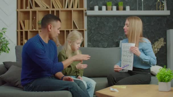 Ragazza in età scolare con perdita dell'udito e genitori che imparano la lingua dei segni inglese — Video Stock