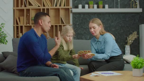 Smart hörselskadade dotter med föräldrar som studerar engelska teckenspråk — Stockvideo