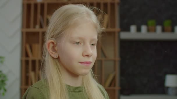 Portrait de mignonne fille sourde d'âge scolaire avec implant cochléaire : sourire à l'intérieur — Video