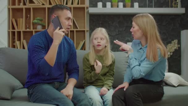 Заботливый человек помогает семье с потерей слуха, чтобы сделать заказ в Интернете с помощью мобильного телефона — стоковое видео