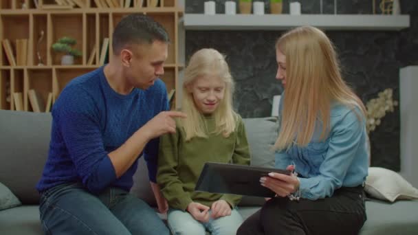 Gehoorgestoorde familie met dochter netwerken online op tablet pc op bank — Stockvideo