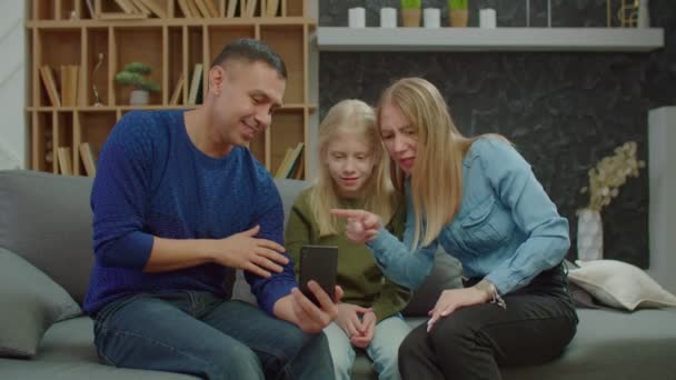 Ouders en kind met gehoorverlies maken videogesprek online op smartphone — Stockvideo