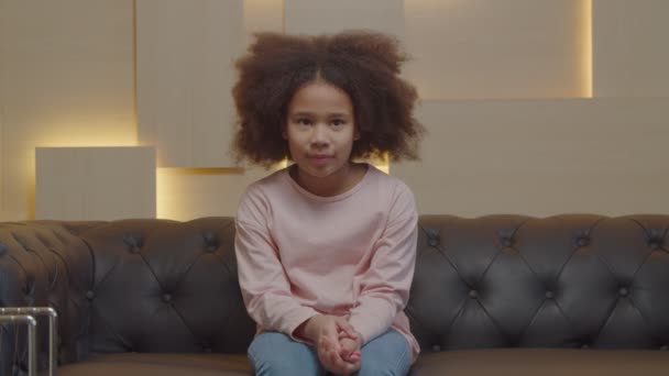 Retrato de la niña negra preadolescente preocupada mordiendo uñas durante la sesión de terapia — Vídeos de Stock
