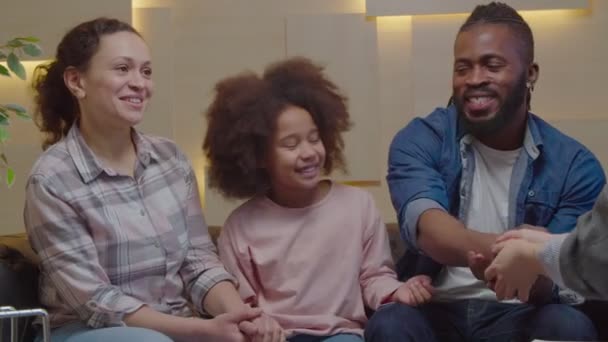屋内で成功した精神療法セッションの後の幸せな多人種家族と子供 — ストック動画