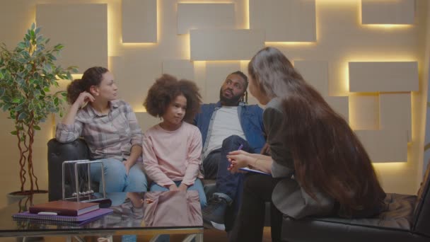 多人種家族と精神的な問題を持つ小さな娘訪問カウンセラー — ストック動画